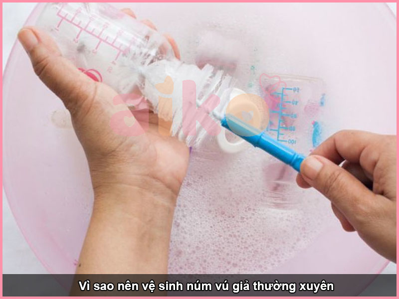 Vì sao nên vệ sinh núm vú giả thường xuyên